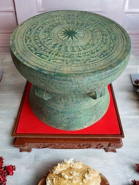 Trống đồng Đông Sơn ngọc lũ đồng đỏ giả cổ