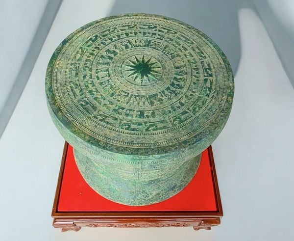 Trống đồng Đông Sơn ngọc lũ đồng đỏ giả cổ