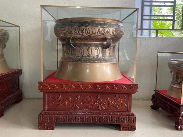 Quả trống đồng hoa văn chìm ngọc lũ