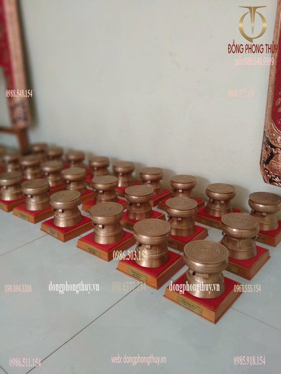 Quả trống đồng đỏ 25cm hoa văn chìm ngọc lũ