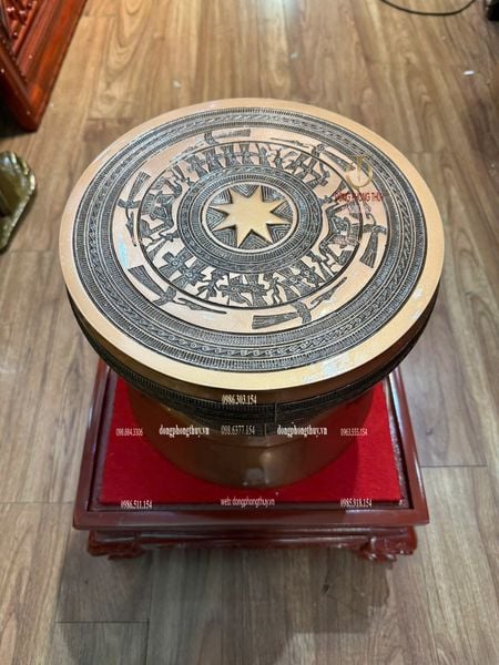 Quả trống đồng đỏ 25cm hoa văn chìm ngọc lũ