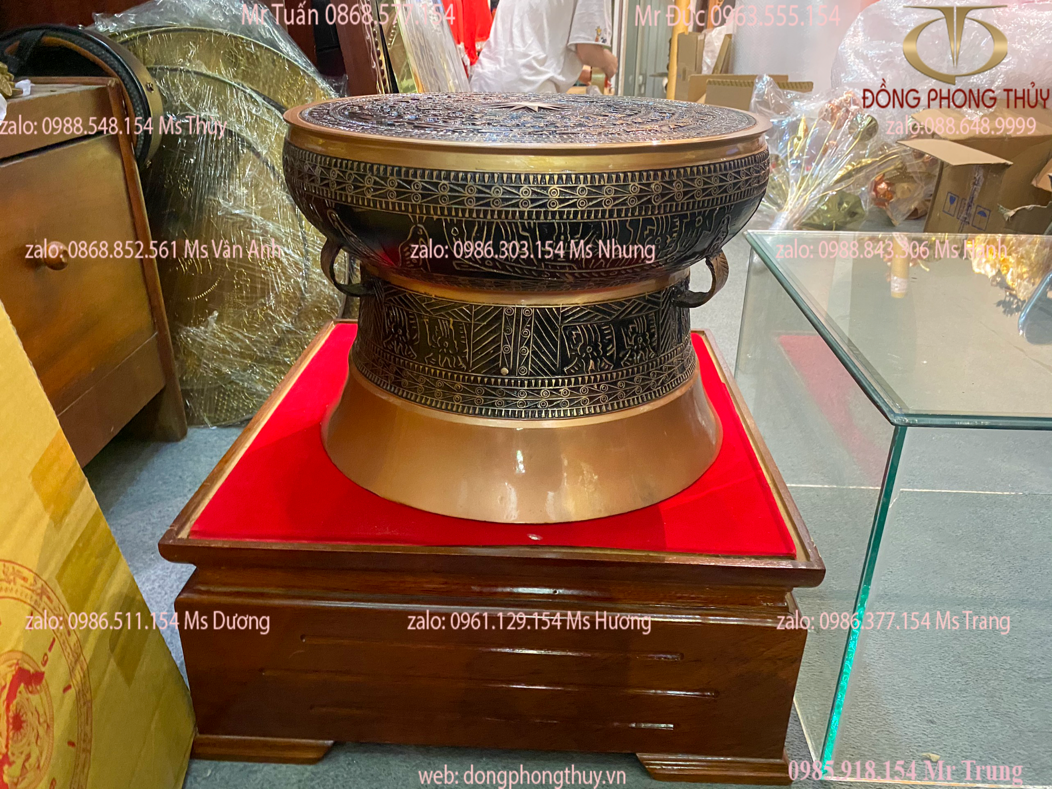 Trống đồng đông sơn đồng đỏ 40cm nặng 18kg cả đôn và khung kính