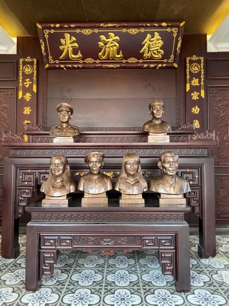 Tượng truyền thần bằng đồng đỏ