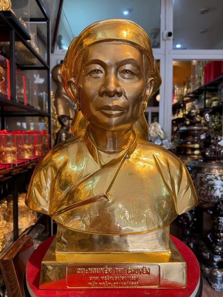 Tượng chân dung bằng đồng dát vàng 24K cao 48cm