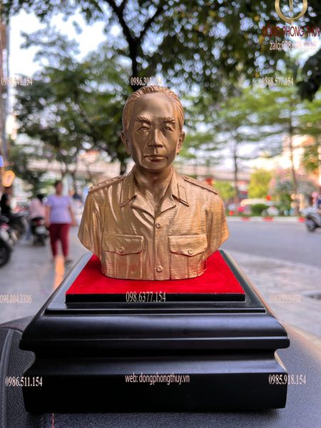 Tượng Đại Tướng Võ Nguyên Giáp bằng đồng