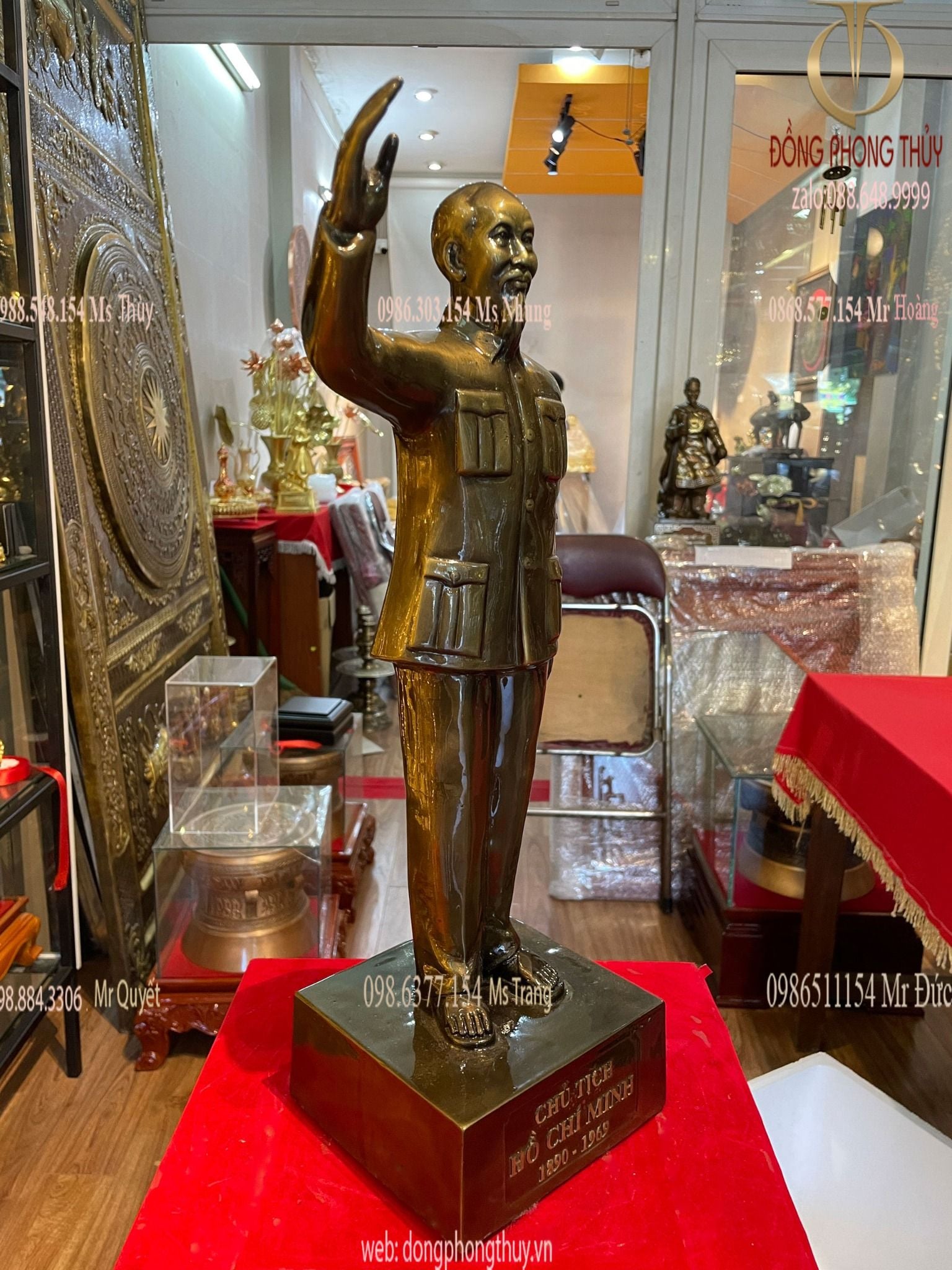 Tượng Bác Hồ vẫy tay