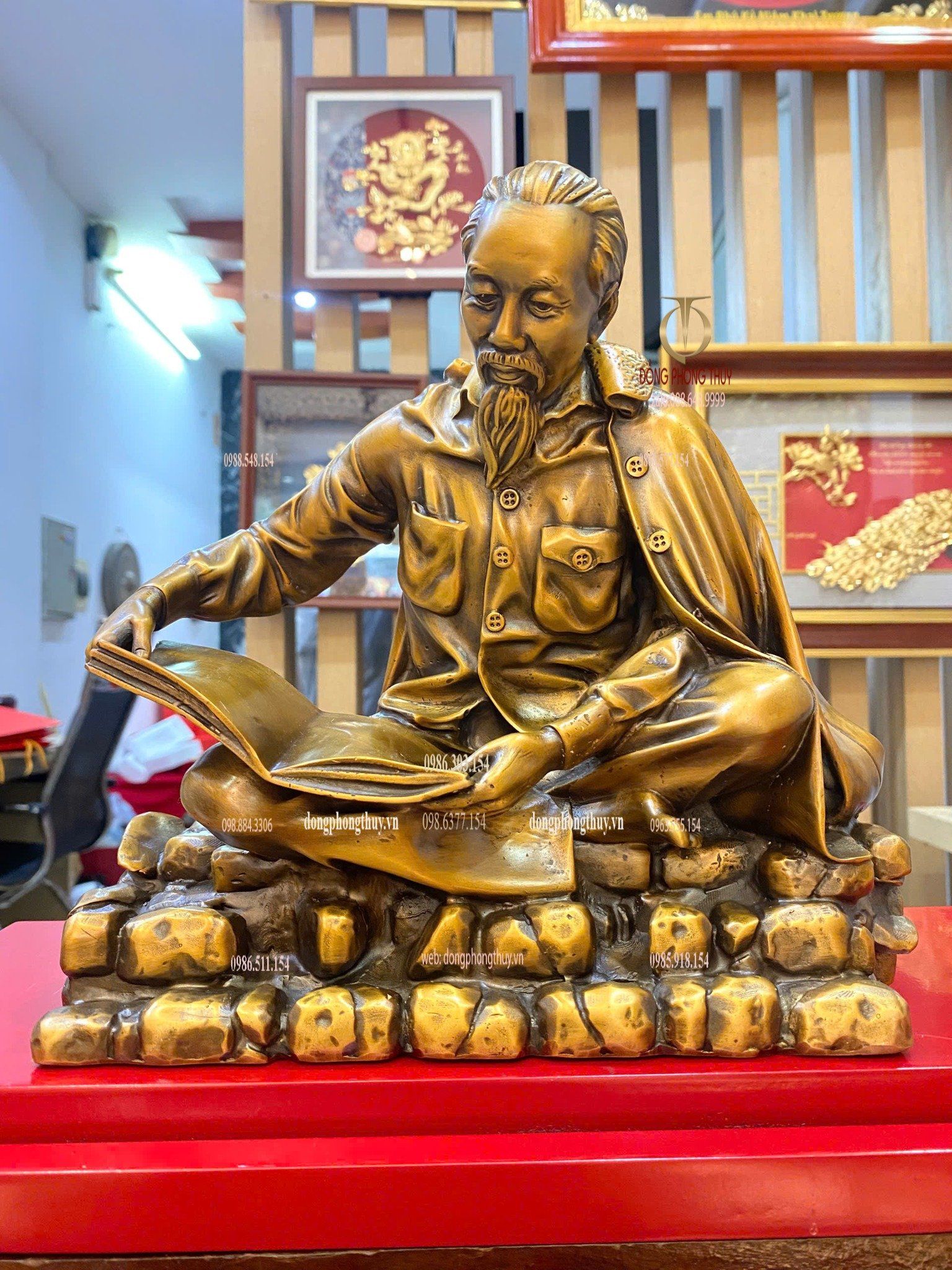 Tượng Bác Hồ ngồi đọc báo
