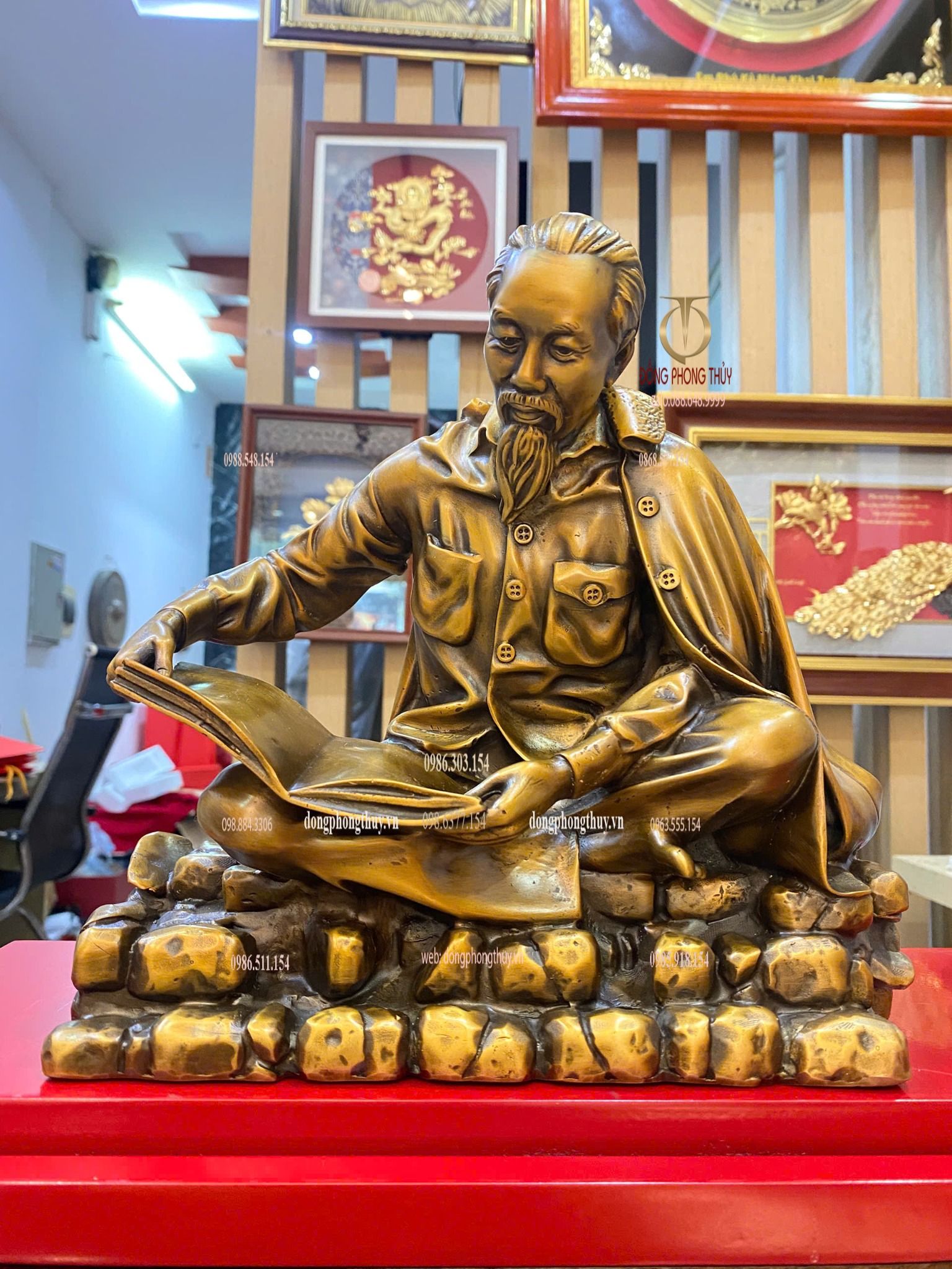 Tượng Bác Hồ ngồi đọc báo