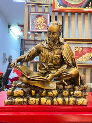 Tượng Bác Hồ ngồi đọc báo