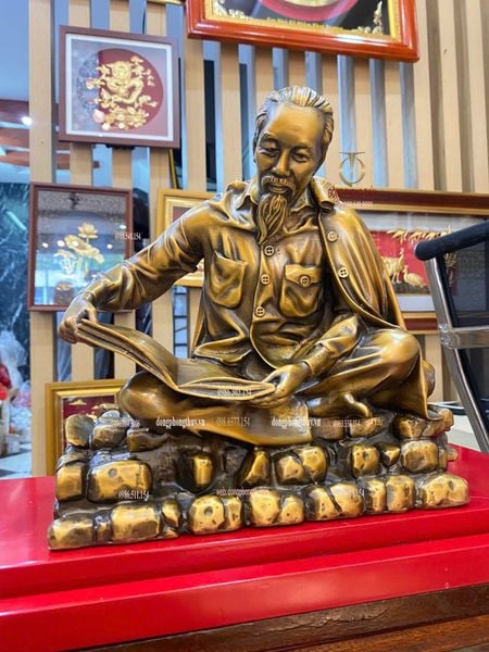 Tượng Bác Hồ ngồi đọc báo