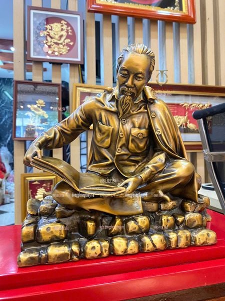 Tượng Bác Hồ ngồi đọc báo