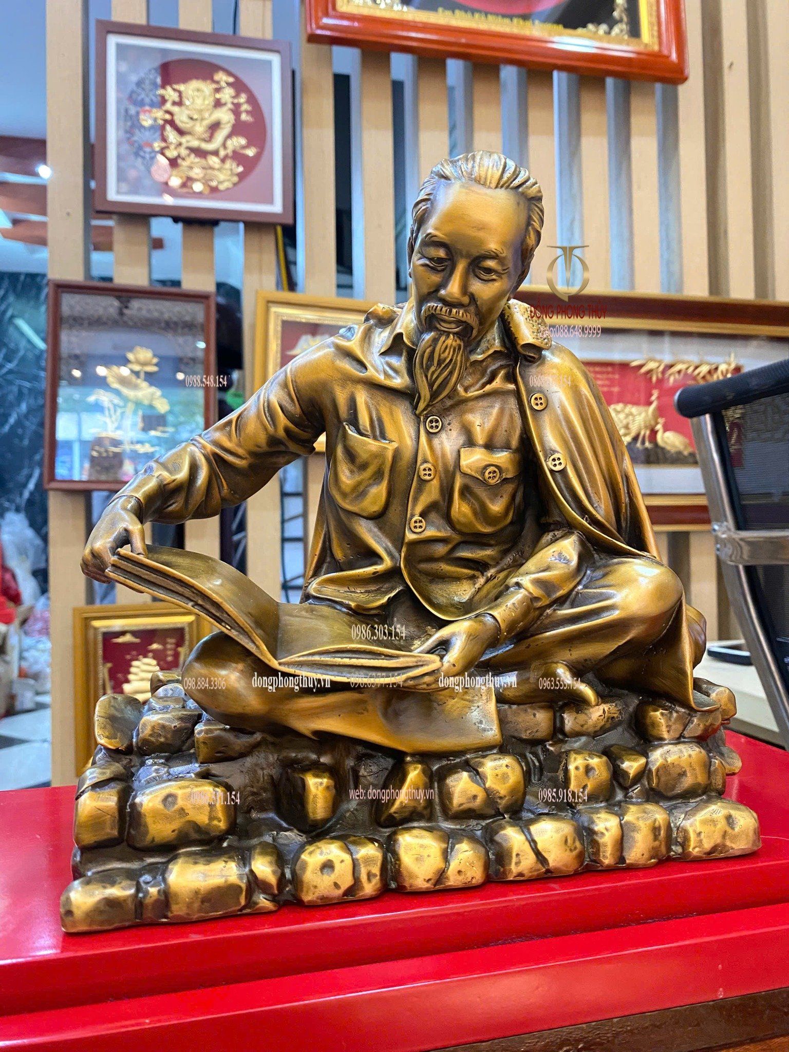 Tượng Bác Hồ ngồi đọc báo