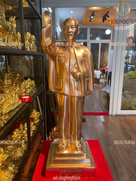Tượng bác hồ đứng choàng áo vẫy tay chào
