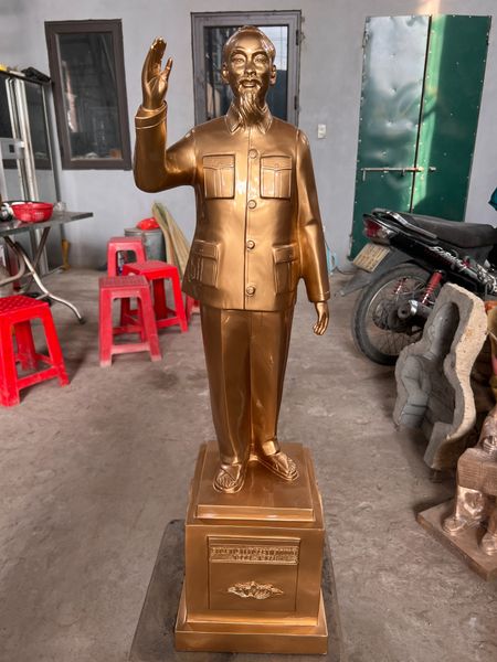 Tượng bác hồ bằng đồng đứng vẫy tay chào