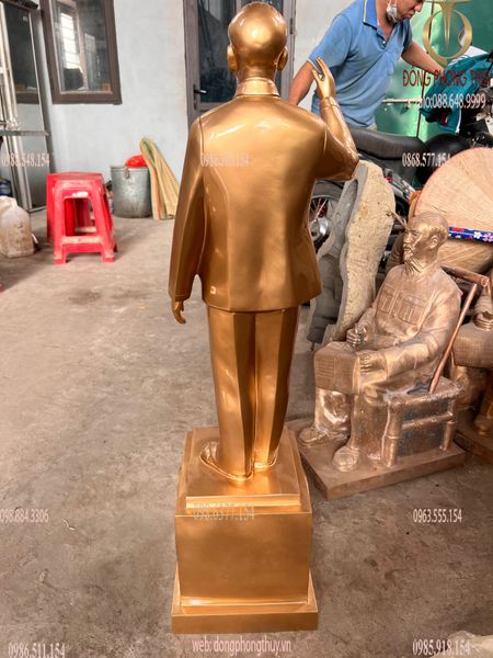 Tượng bác hồ bằng đồng đứng vẫy tay chào