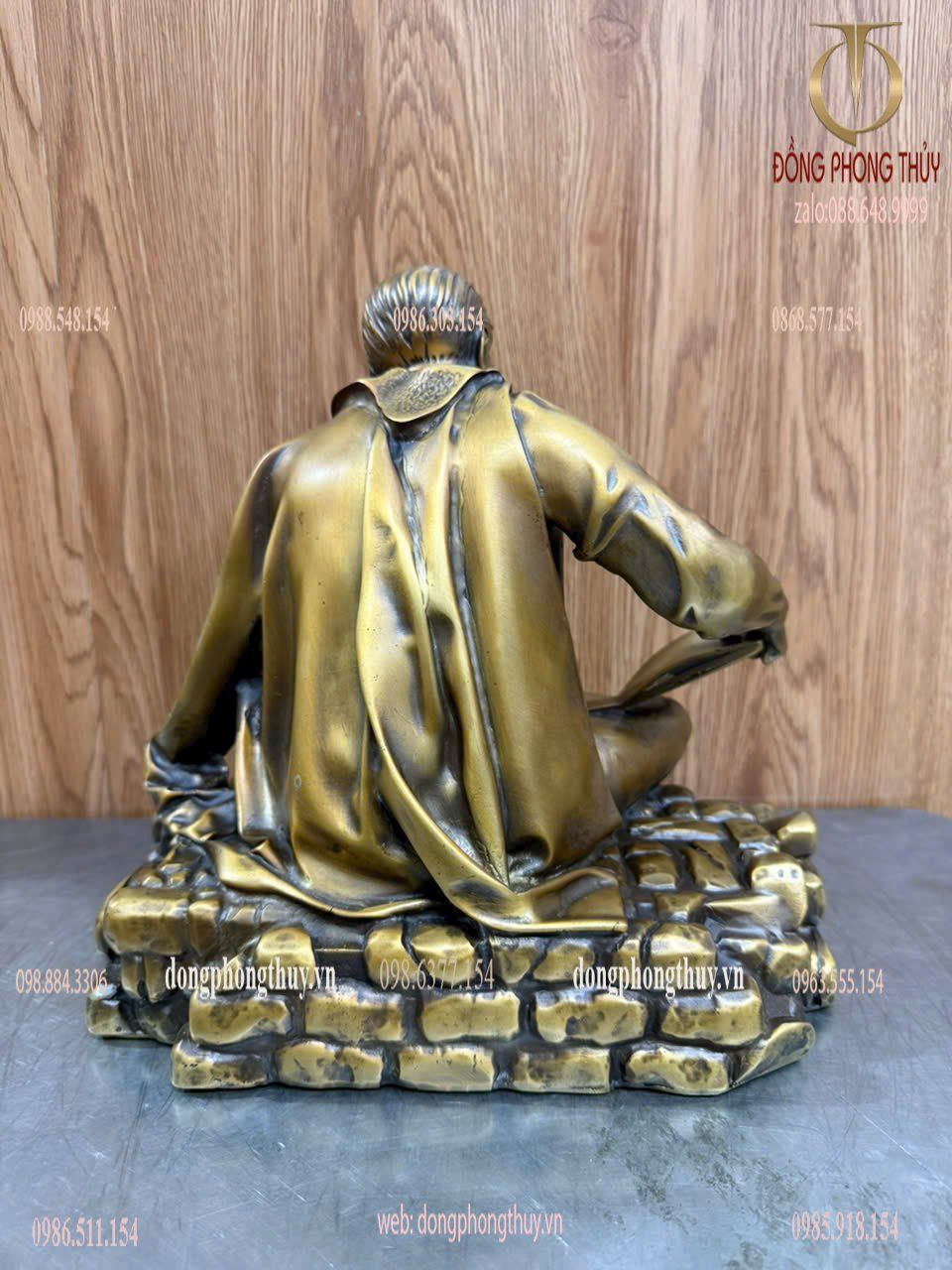 Tượng Bác Hồ ngồi đọc báo