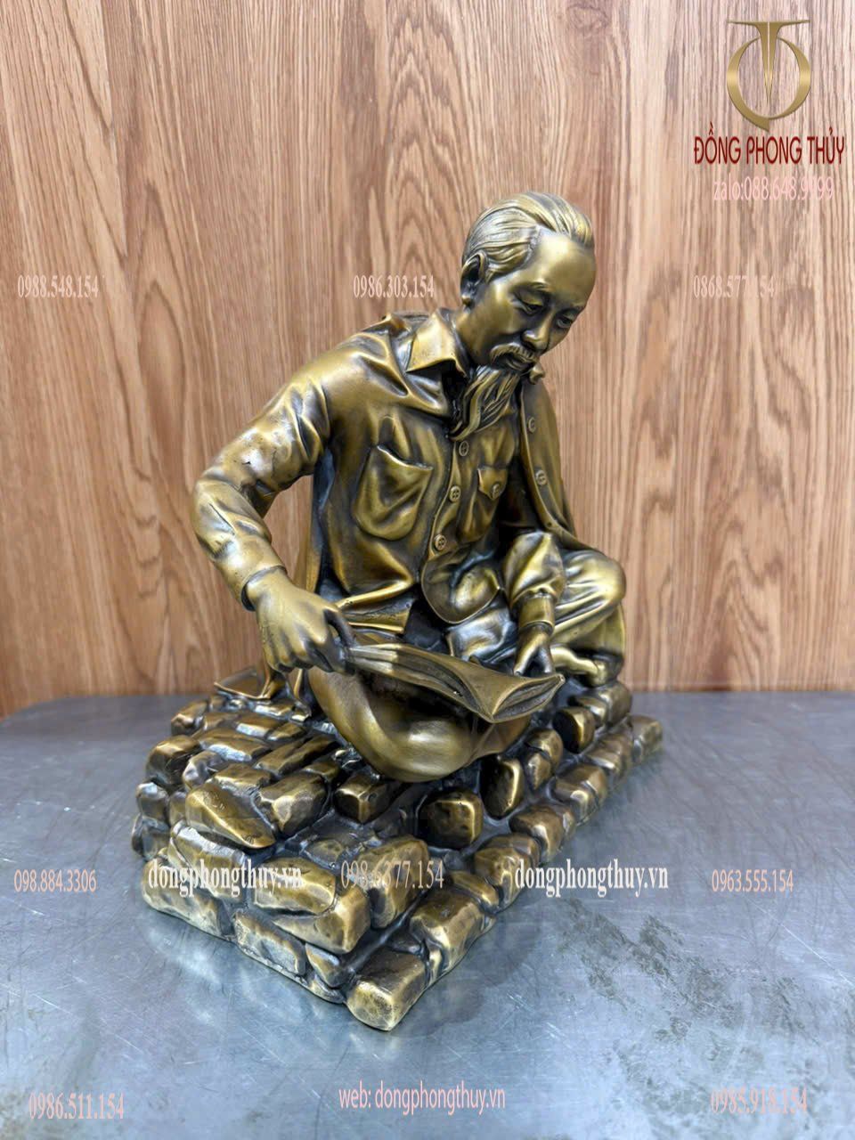 Tượng Bác Hồ ngồi đọc báo