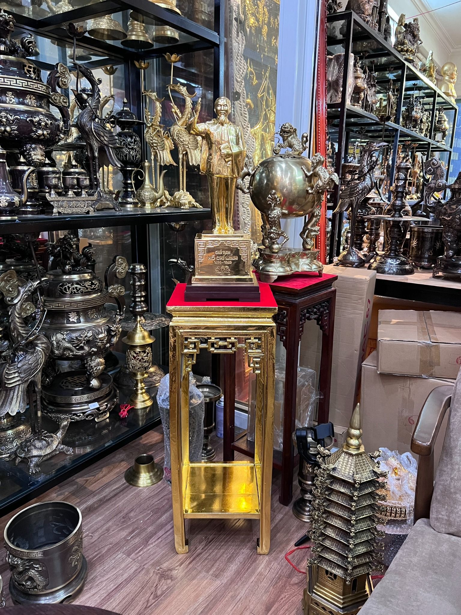 Tượng bác hồ đứng vẫy tay chào bằng đồng đỏ dát vàng 24k 50cm