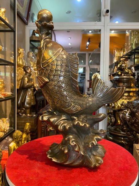Tượng cá chép vượt vũ môn bằng đồng Cao 40 ngang 15 sâu 10 nặng 3,7kg