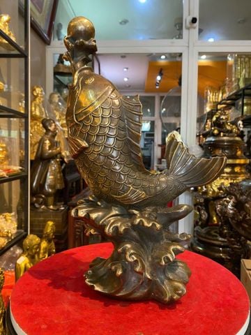 Tượng cá chép vượt vũ môn bằng đồng Cao 40 ngang 15 sâu 10 nặng 3,7kg