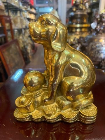 Tượng chó bằng đồng dát vàng