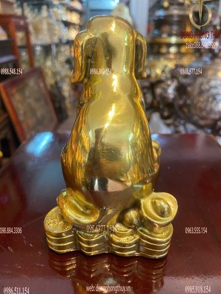 Tượng chó bằng đồng dát vàng