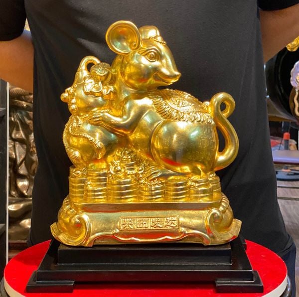 Quà tặng mạ vàng: Tượng chuột dát vàng 24k