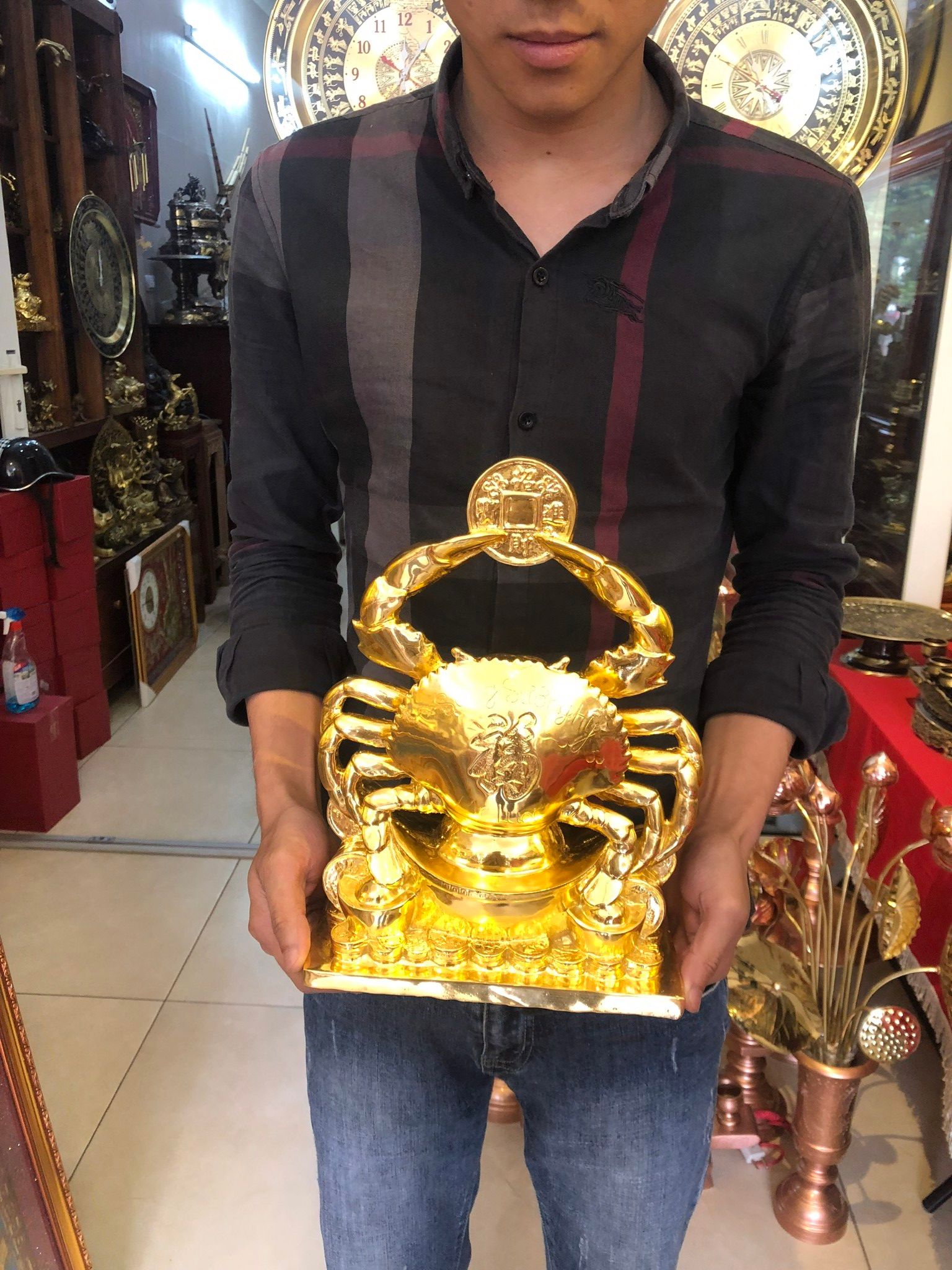Tượng cua bằng đồng thếp vàng
