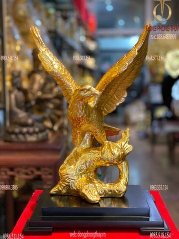 Quà tặng sếp: Tượng đại bàng dát vàng 24k  Cao 33.5 ngang 23.5 sâu 13 nặng 3.2 kg
