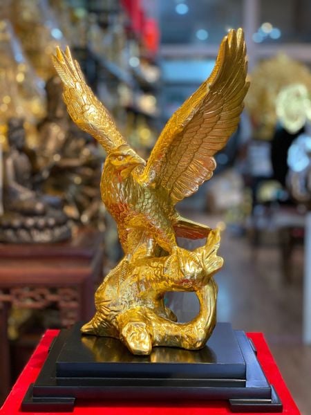 Quà tặng sếp: Tượng đại bàng dát vàng 24k  Cao 33.5 ngang 23.5 sâu 13 nặng 3.2 kg