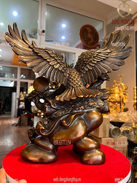 Quà tặng sếp: Tượng đại bàng bằng đồng hun Cao 40 ngang 37 sâu 12.5 nặng 9.7 kg