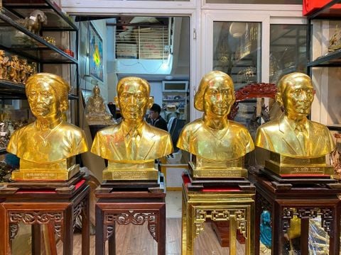 Tượng chân dung truyền thần bằng đồng dát vàng 24k