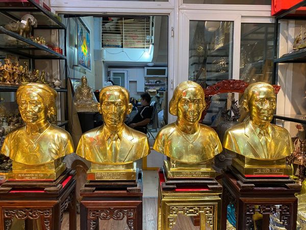 Tượng chân dung truyền thần bằng đồng dát vàng 24k