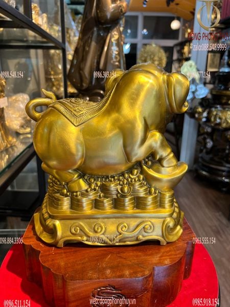 Tượng heo bằng đồng