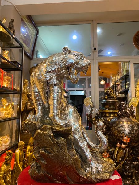 Tượng hổ bằng đồng dát bạc