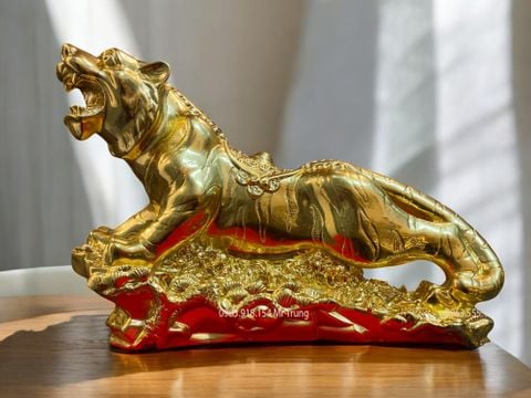 tượng hổ mạ vàng đế cây tùng dát vàng 24k chất liệu bằng đồng