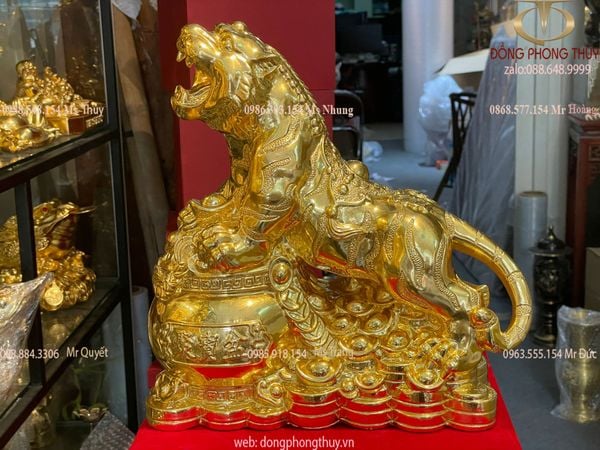 Quà tặng mạ vàng: Tượng hổ mạ vàng 24k ôm hũ tiền bằng đồng