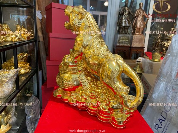 Quà tặng mạ vàng: Tượng hổ mạ vàng 24k ôm hũ tiền bằng đồng