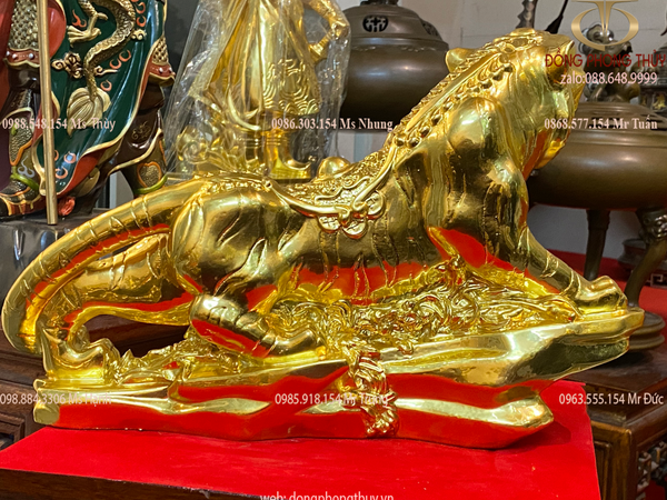 tượng hổ mạ vàng đế cây tùng dát vàng 24k chất liệu bằng đồng