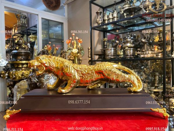 Quà tặng mạ vàng: Tượng hổ dát vàng 24k