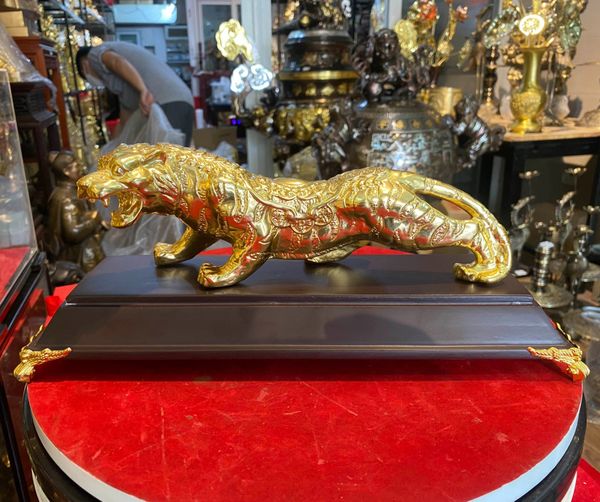 Quà tặng mạ vàng: Tượng hổ dát vàng 24k