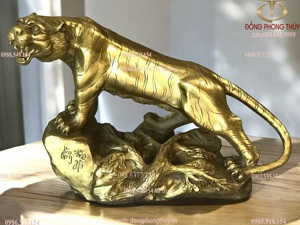 Tượng hổ đứng núi đá bằng đồng