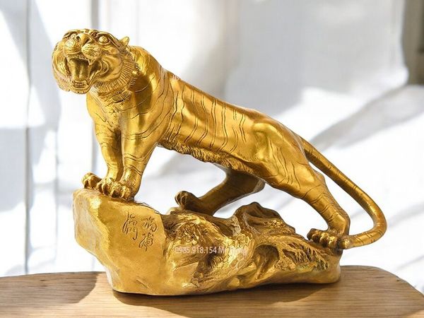 Tượng hổ đứng núi đá bằng đồng