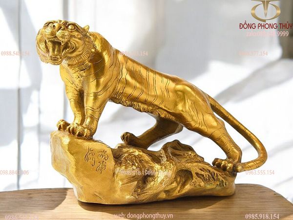 Tượng hổ đứng núi đá bằng đồng