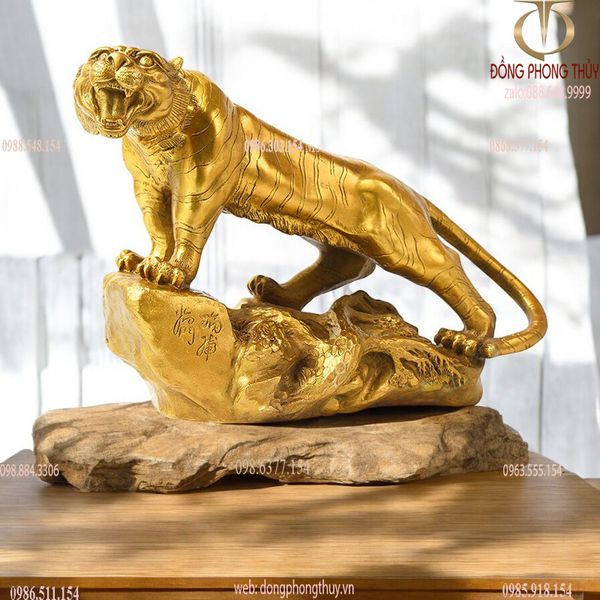 Tượng hổ đứng núi đá bằng đồng