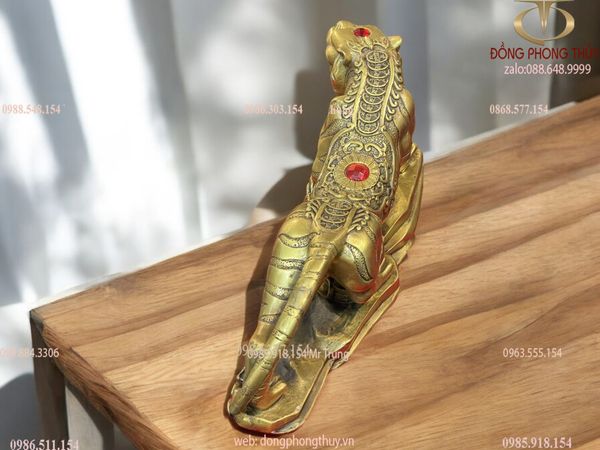 tượng hổ phong thủy đế tùng bằng đồng ngang 33cm