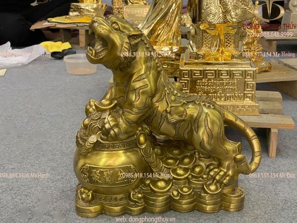 Tượng hổ phong thủy ôm hũ tiền bằng đồng