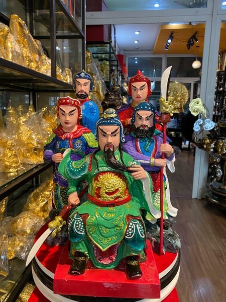 Tượng ngũ công vương bằng đồng đỏ vẽ màu