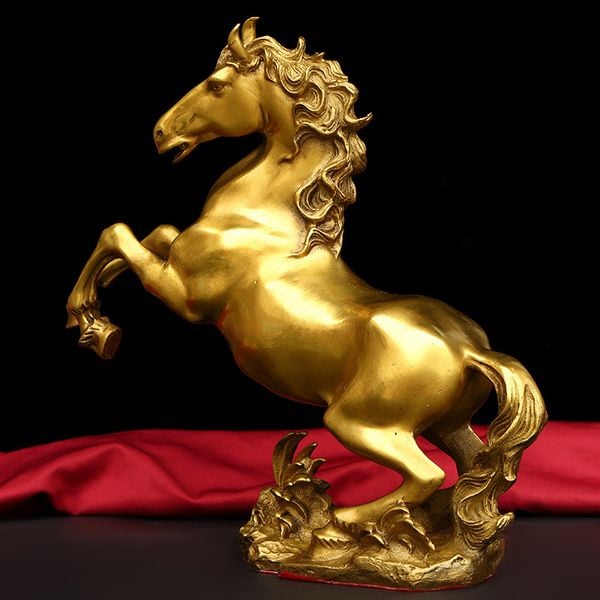 Tượng ngựa phong thủy bằng đồng để bàn