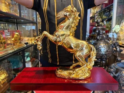 Tượng ngựa dát vàng 24k